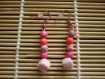 Boucles d'oreilles perle dés à jouer rose et une ribambelle de perles fimo et acrylique.