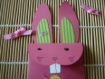 Enveloppe de lapin de pâques rose entièrement fait-main, fleur dentelle et strass. 