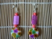 Boucles d'oreilles perles palets en nacre et petites perles acryliques rose fluo. 