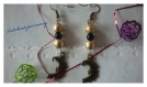 Boucle d'oreilles perles dorées brillante, perle rocaille noire et breloque lune antique en bronze.