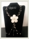 Collier composé de perles nacrées ivoire et fleur sequins
