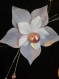 Collier composé d'une fleur en soie parme et blanc