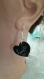 Une paire de boucles d'oreilles coeur noir