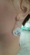 Une paire de boucles d'oreilles coeur blanc