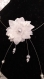 Collier composé de perles nacrées blanche et grises et une fleur blanche