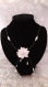 Collier composé de perles nacrées blanche et grises et une fleur blanche