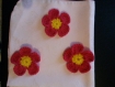 Lot de 3 fleurs jaune et rouge 7.5 cm en laine fait main au crochet 