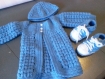 Très belle ensemble veste en laine au crochet fait main, bonnet et chaussons 