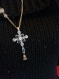 Collier en croix avec perles bleu