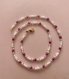 Collier en perles ras de coup teintes de rose 