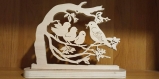 Maman oiseau et ses petits, objet décoratif en bois chantourné
