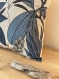 Housse de coussin de décoration 40x40 cm grands motifs tropicaux camaïeu de bleus grisés sur fond beige naturel