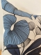 Housse de coussin de décoration 40x40 cm grands motifs tropicaux camaïeu de bleus grisés sur fond beige naturel