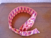 Bandeau rigide en tissu imprimé graphique rouge-jaune-prune, avec un fil de fer souple
