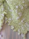 Châle ou chèche vert avec fleurs blanches : le plein de douceur