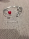 Bracelet en fil d'aluminium et perle rouge