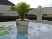 Petit vase en verre recouvert de voile recyclée