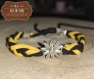 Bracelet tressé noir et jaune - breloque fleur