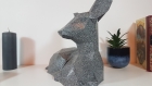 Statuette d'une biche imitation granit gris imprimée en 3d