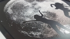 Danseurs sous la lune gravés sur carrelage avec cadre, noir et blanc
