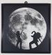 Danseurs sous la lune gravés sur carrelage avec cadre, noir et blanc