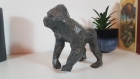 Petite statuette d'un gorille imitation granit noir imprimée en 3d