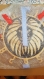 Grande horloge murale en bois originale : tête de lion et résine époxy noire