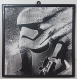 Stormtrooper gravé sur carrelage avec cadre, noir et blanc