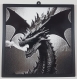 Dragon gravé sur carrelage avec cadre, noir et blanc