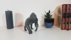 Petite statuette d'un gorille imitation granit noir imprimée en 3d