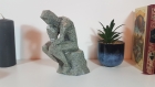 Petite statuette le penseur de rodin imitation granit gris imprimée en 3d