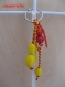 Porte clefs perles bois, cordon et perles de rocaille jaune et rouge    