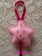 Suspension / mobile étoiles rigolotes en feutrine rose pour chambre de bébé 