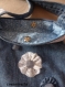 Sac  sacoche en toile de jean recyclé, décoré de dentelle et de boutons