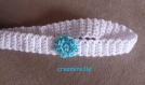 Bandeau head band pour bébé crocheté en blanc et orné d'une fleur bleu turquoise au crochet       