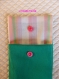 Etui pochette pour portable en tissu vert uni et broderies lignes appliquée rose 