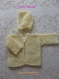 Gilet bébé  et bonnet tricoté mains de couleur beige