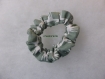 Chouchou ou bracelet tissu vert dessins blancs