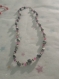Lot de 2 colliers et une parure (collier et bracelet) rose, gris, bleu et rouge et gris, pailleté, blanc