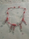 Lot de 2 colliers et une parure (collier et bracelet) rose, gris, bleu et rouge et gris, pailleté, blanc