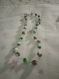 Lot de 2 colliers et une parure (collier et bracelet) ,multicolore, blanc et vert et bronze, rose