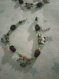 Lot de 2 colliers et une parure (collier et bracelet) violet, rose, gris et noir, blanc, rouge et vert, marron