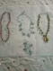 Lot d'1 parure (collier et bracelet), 1 collier et 1 collier avec son pendentif  - le tout vert, jaune, noir, rouge, bleu, rose et noir 