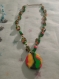 Lot d'1 parure (collier et bracelet), 1 collier et 1 collier avec son pendentif  - le tout vert, jaune, noir, rouge, bleu, rose et noir 