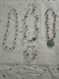Lot d'1 parure (collier et bracelet), 1 collier et 1 collier avec son pendentif  - 