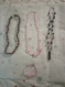 Lot d'1 parure (collier et bracelet), 1 collier et 1 collier avec son pendentif  - 
