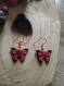 Une paire de boucles d'oreilles charmes en émail papillon bleu ou rouge