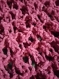 Cache col snood crocheté main coloris rose cramoisi