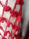 Longue écharpe-étole crochetée main fil fin rouge