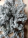 Longue écharpe crochetée main ajourée gris scintillant pour sorties chic